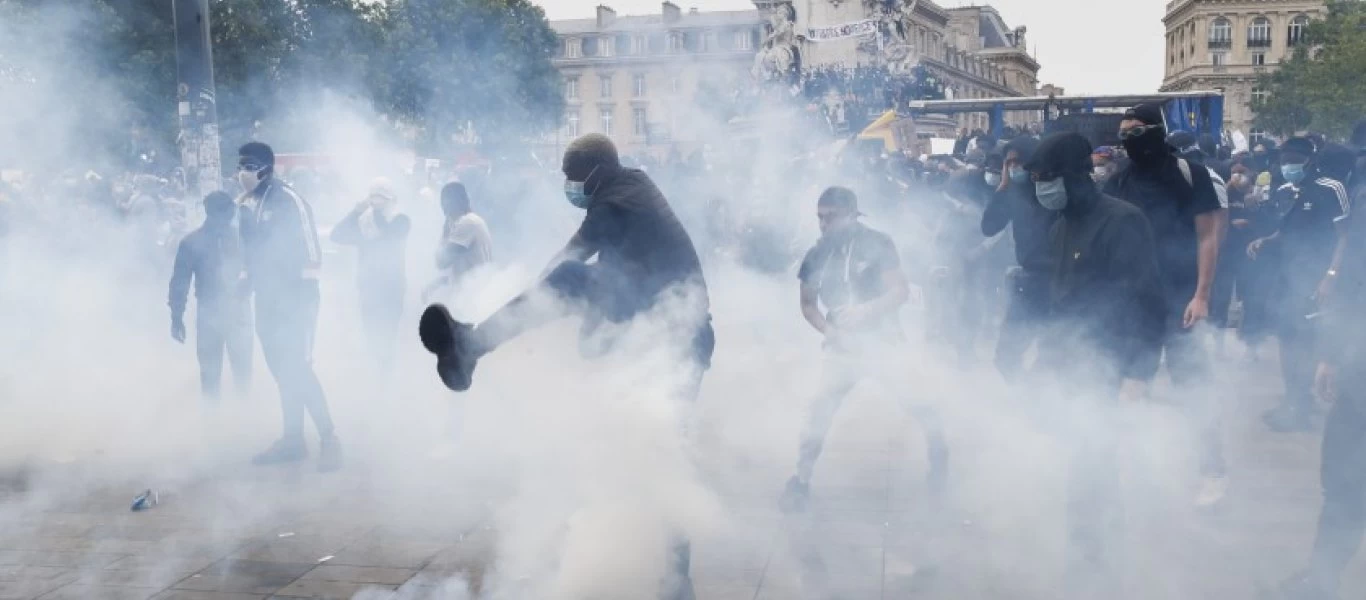 Και πάλι «πεδίο μάχης» το Παρίσι και οι γαλλικές πόλεις: «Όχι στο πιστοποιητικό διαχωρισμού του Μακρόν» (βίντεο)